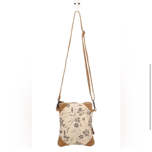 NWT STUNNING Genuine Leather MYRA CROSSBODY FLARE BAG 7" x 8.5" Strap: 22" - Picture 3 of 5